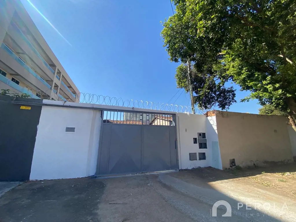 Casa com dois quartos sendo uma suíte, sala, cozinha, copa, área de serviço, var...