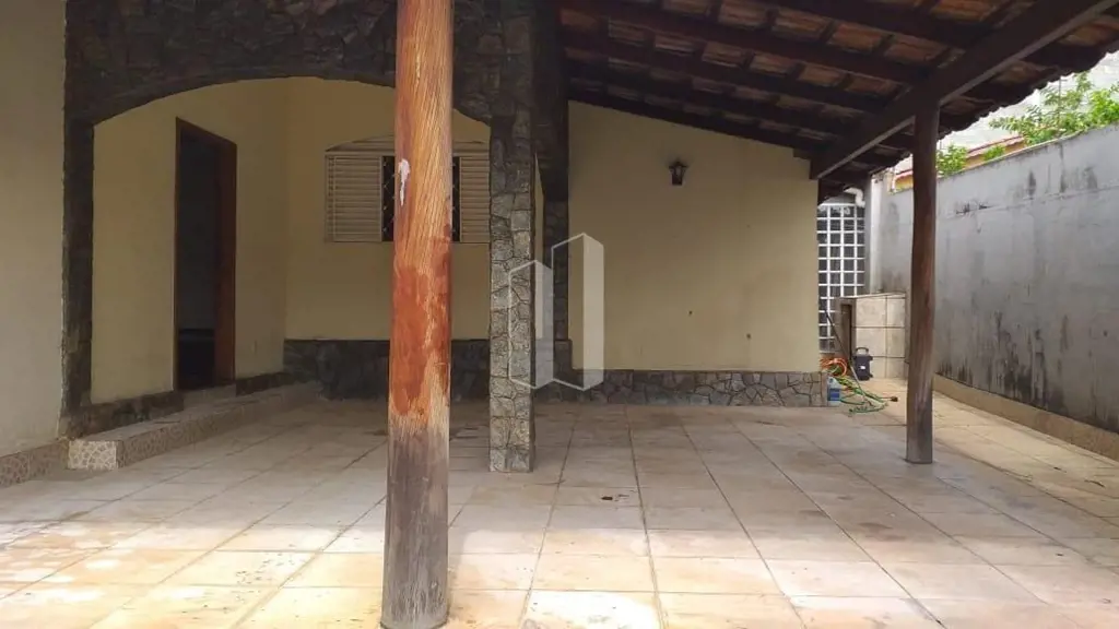 Casa situada no Setor Pedro Ludovico com 320 m² de área útil e 450 m² de área to...