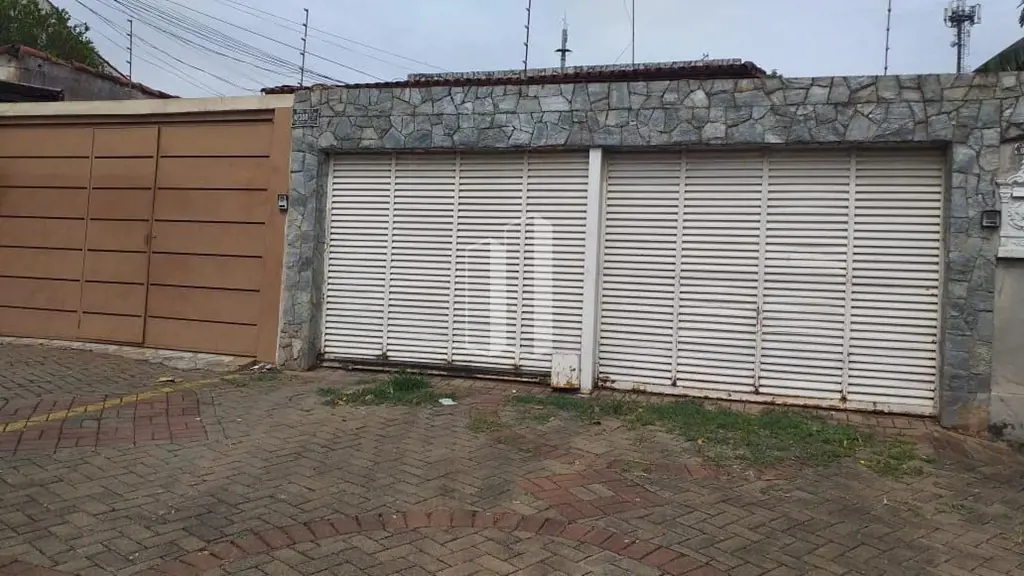 Casa situada no Setor Pedro Ludovico com 320 m² de área útil e 450 m² de área to...