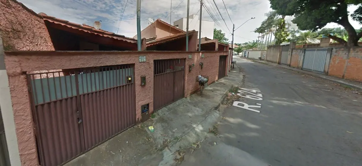 Casa 5: Barracão: sendo 2 quartos menores, sala/cozinha conjugada, 1 banheiro, g...