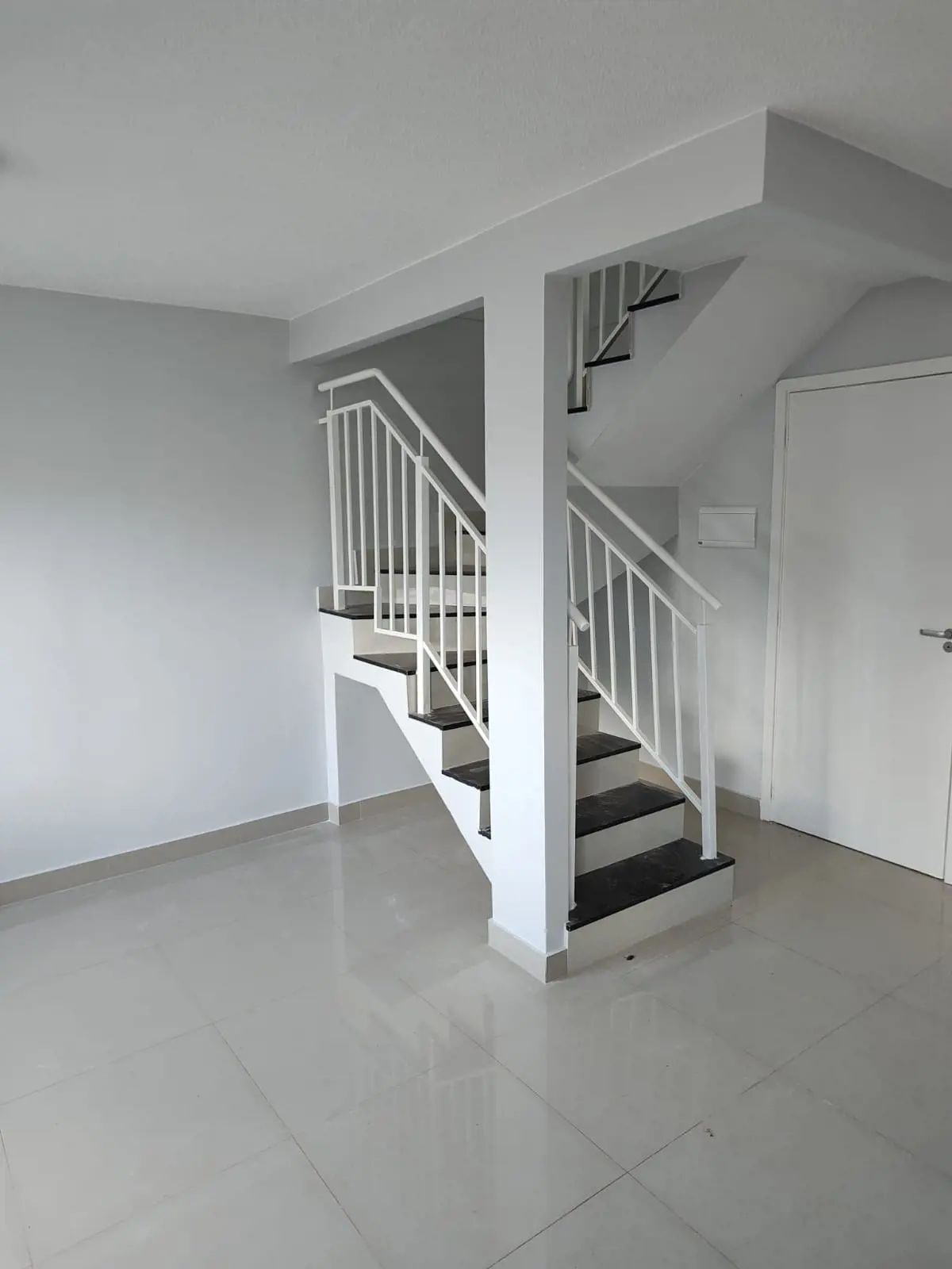 Casa Sobrado, Setor Habitacional Mangueiral, três quartos (uma suite), sala, lav...