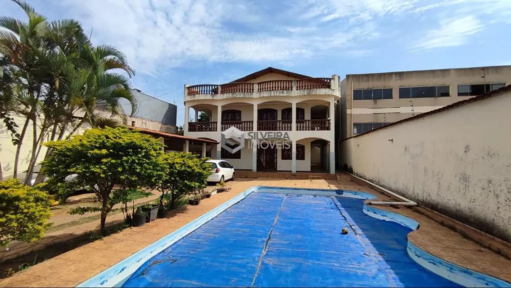 Casa divida em 04 apartamentos e 01 loja03 apartamentos- 03 quartos (sendo 01 su...